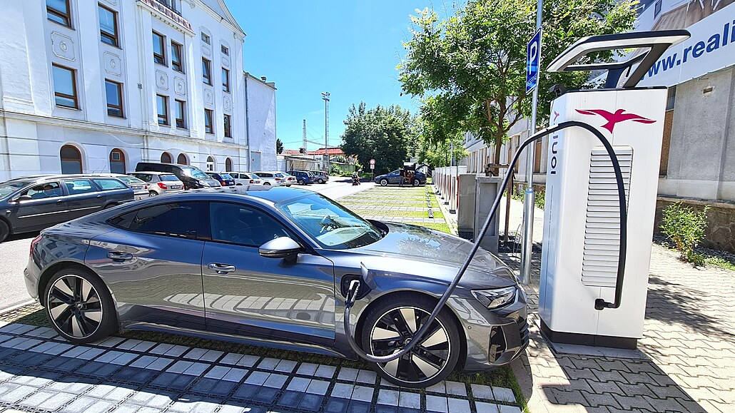 Rus ztroskotal na dva dny na německé dálnici s vybitým elektromobilem