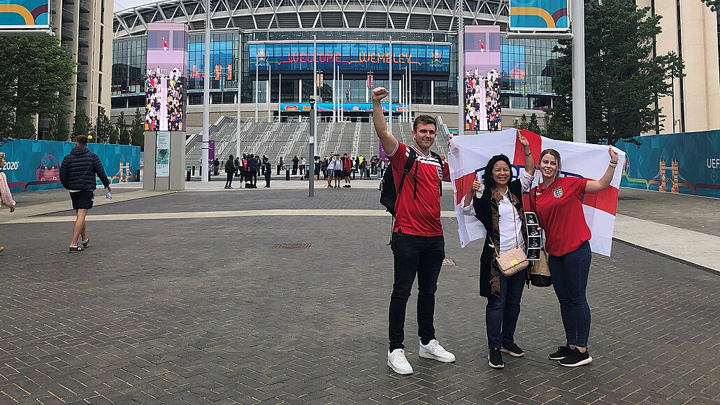 Anglití fanouci se den ped finále Eura fotí ped stadionem ve Wembley.