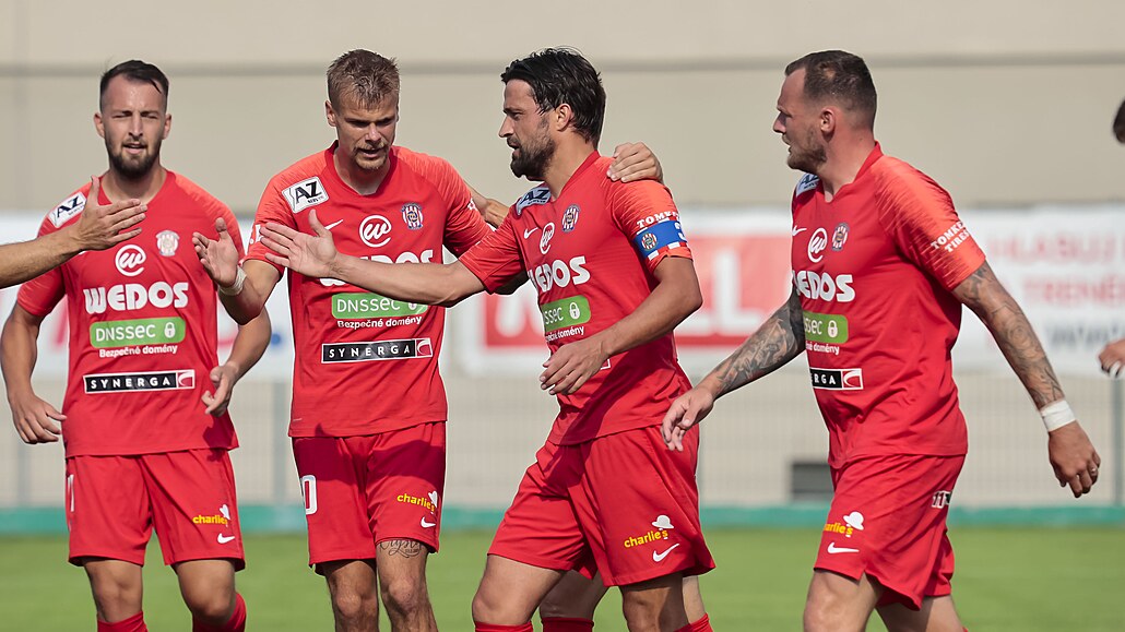 Gólová oslava fotbalistů Brna, s kapitánskou páskou Pavel Zavadil.