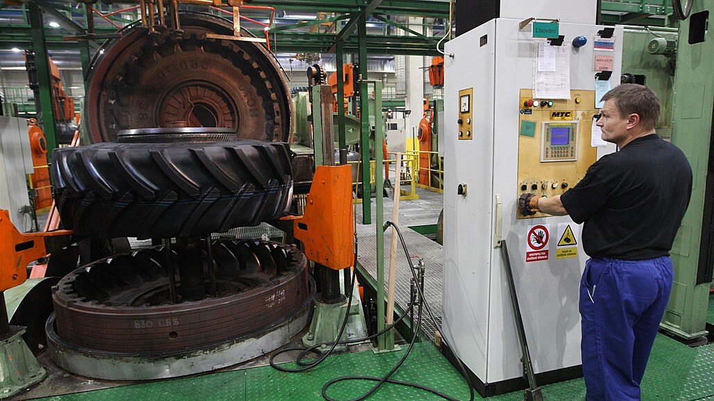 Výroba pneumatik ve firm Mitas