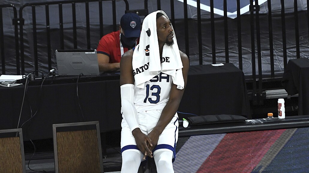 Americký reprezentant s nigerijského p�vodu Bam Adebayo sleduje vývoj zápasu s...