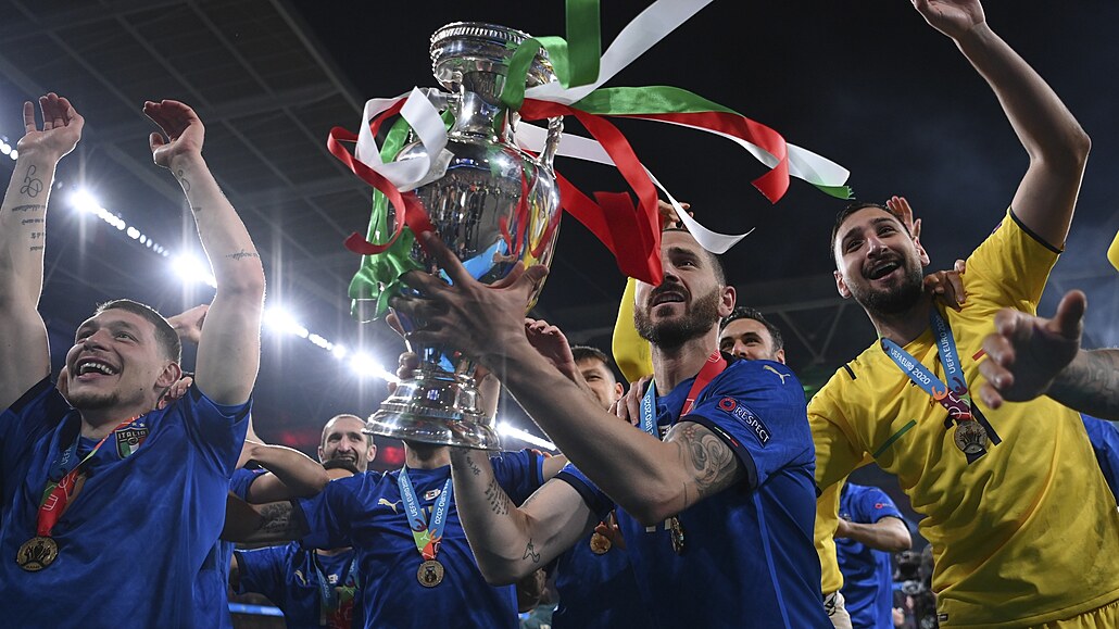 Italtí fotbalisté oslavují evropský titul.