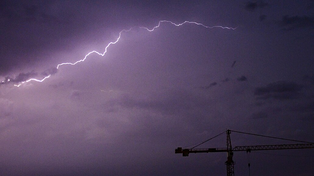 Bouřky snadno zničí elektroniku. Elektrickou síť chrání jen 40 procent Čechů