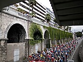 Peloton míří k oficiálnímu startu Tour de France.