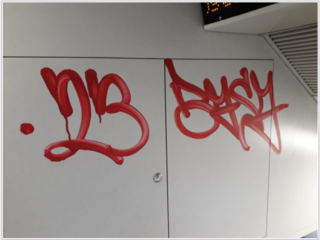 Vandal ze směru z Kolína do Prahy vytvořil fixem několik nápisů o velikosti...