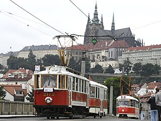 Na Mánesově mostě v Praze projel 18. července 2021 průvod historických i...