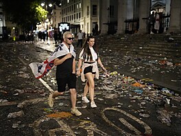 Ulice Londýna zstaly po utkání zamoené odpadky. (11. ervence 2021)