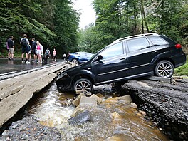 Takto blesková povode zniila parkovit nad penzionem Klepá v Hensku (18....