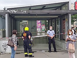 Sloky IZS zasahuj ve stanici metra Pankrc. Kvli nlezu neznm krystalick...