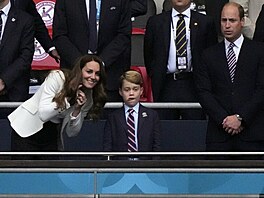 Princ William fandil Anglii spolu s manelkou vévodkyní Kate a synem Georgem....