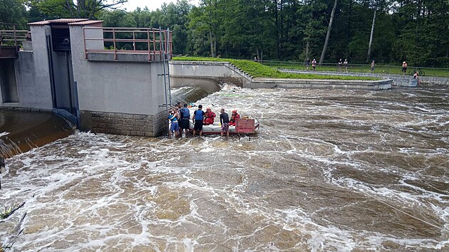 Na jezu �ern� ml�n na Sokolovsku se v sobotu odpoledne p�evr�tila lo� s vod�ky.