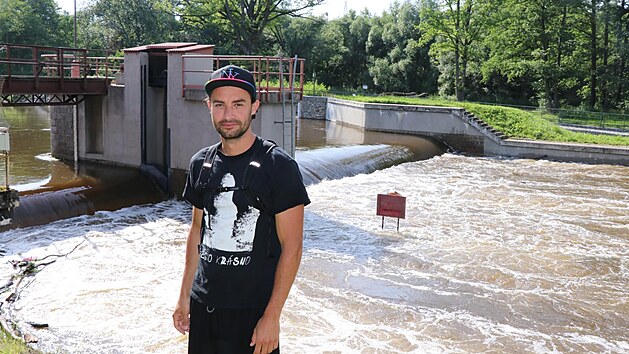 Policista Jan Mach skoil do vody a vythl topcho se mue.