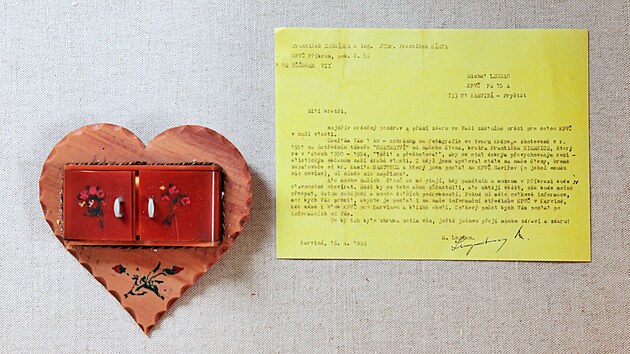 Schránka na fotografie ve tvaru srdce a průvodní dopis k ní. Schránku zhotovil František Wierbic v roce 1951 na ústředním táboře Bratrství, kde byl vězněn v letech 1950 - 1954.