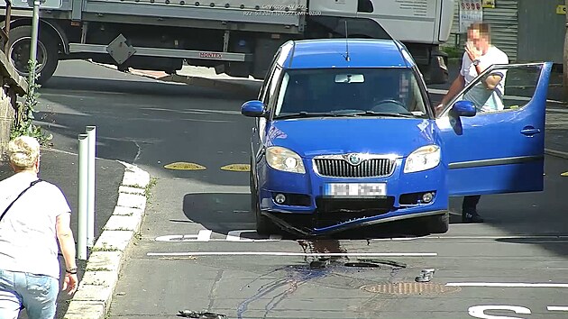 Řidič najel v Karlových Varech autem na sloupek, který zabraňuje vjezdu do lázeňského území.