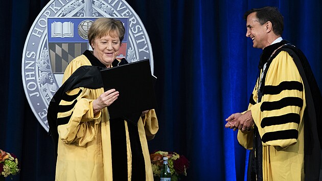 Německá kancléřka Angela Merkelová obdržela čestný diplom Univerzity Johnse Hopkinse. (15.července 2021)