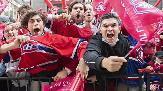 V RÁŽI. V Montrealu je hokej téměř náboženstvím. Fanoušci místních Canadiens svůj tým během domácích utkání freneticky povzbuzovali i v ulicích města.