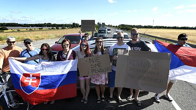 Na hraničním přechodu Skalica/Sudoměřice desítky lidí protestovaly kvůli karanténním opatřením při vstupu na Slovensko. (10. července 2021)