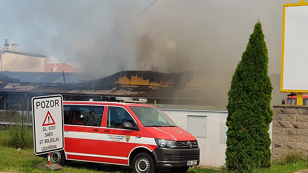 Do Kostelce nad Labem vyjelo k nahlášenému požáru jedenáct jednotek hasičů. (10. července 2021)