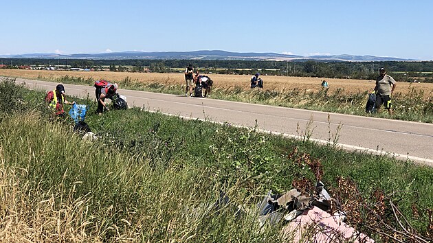 Spolek Uklime esko organizoval klid pol po torndu na jihu Moravy. (10. ervence 2021)
