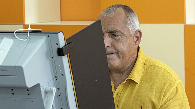 Bval bulharsk premir Bojko Borisov pi elektronickm hlasovn bhem parlamentnch voleb. (11. ervence 2021)