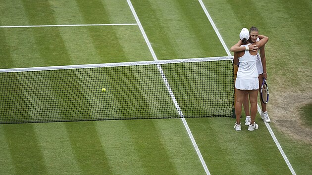 Česká tenistka Karolína Plíšková (vpravo) se po zápase objímá s čerstvou vítězkou Wimbledonu, Australankou Ashleigh Bartyovou.