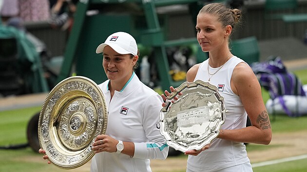 Ashleigh Bartyová (vlevo) a Karolína Plíšková s trofejemi po odehraném finále ženské dvouhry na Wimbledonu