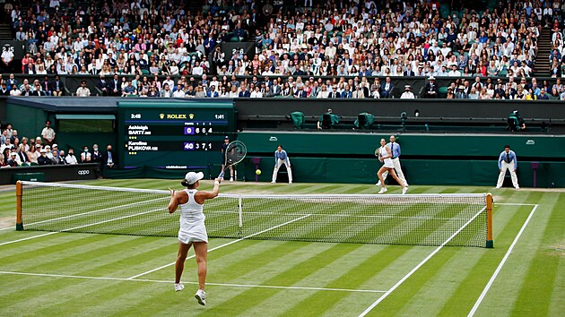 Ashleigh Bartyov se opr do deru ve finle Wimbledonu proti Karoln Plkov.