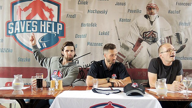 Šimon Hrubec (uprostřed) a Patrik Bartošák (vlevo) představují projekt Saves help, ve kterém zákroky hokejových brankářů pomáhají.