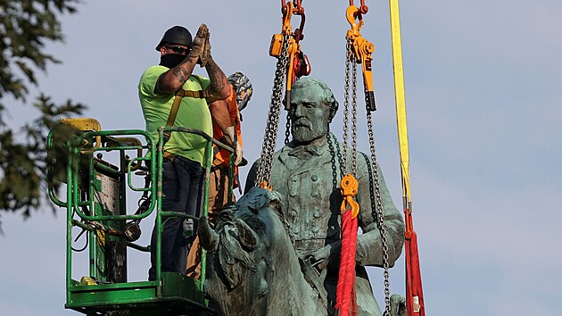 D�ln�ci v Charlottesville v americk�m st�t� Virginia demontuj� sochu gener�la Roberta Leeho. (10. �ervence 2021)