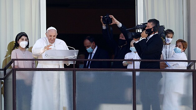Pape Frantiek se poprv od plnovanho operanho zkroku objevil na veejnosti. Vyel na balkon msk kliniky Gemelli a pednesl pravidelnou nedln modlitbu, kter naslouchaly stovky lid. (11. ervence 2021)