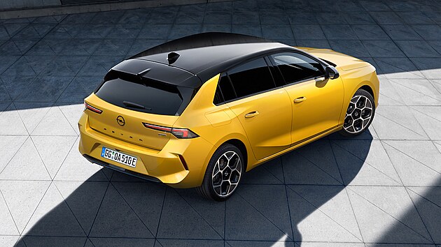 Svjimkou vky nov Astra povyrostla. Atraktivitu designu pjde podobn jako u jinch Opel podpoit dvoubarevnm lakovnm skontrastn stechou.