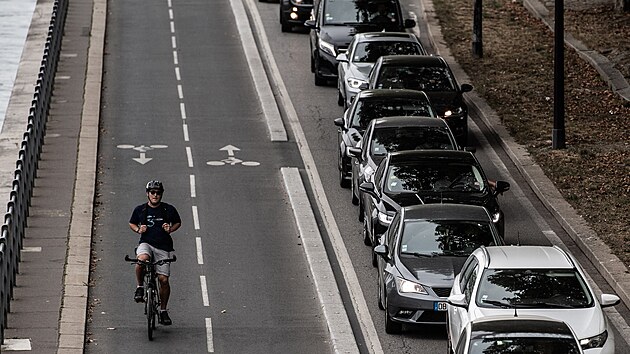 Pa se sna znepjemovat ivot automobilistm. Preferovanm dopravnm prostedkem je jzdn kolo.