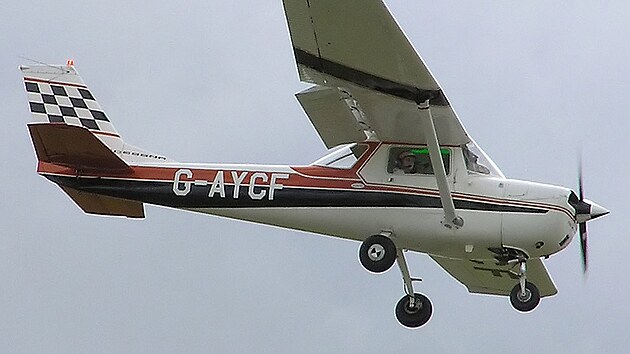 To je ona, Cessna 150. Pan Lotito ji celou sndl. Staily mu dva roky.