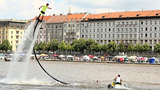 Flyboard nabdl zbavu, vzruen, as.