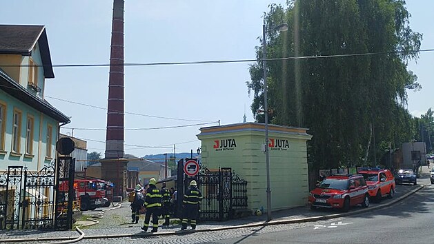 V Turnově hoří střecha podniku Juta.