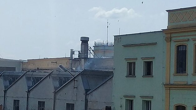 V Turnově hoří střecha podniku Juta.
