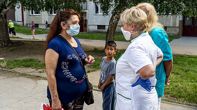 Žena (vlevo) se informuje ve vyloučené lokalitě Mojžíř v Ústí nad Labem u zdravotníků mobilního očkovacího týmu Masarykovy nemocnice na očkování jednodávkovou vakcínou od firmy Johnson & Johnson proti covidu.