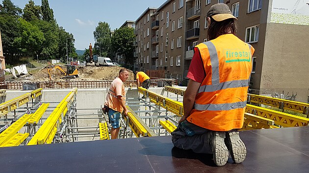 Výstavba nového mostu přes Mezibořskou ulici v Litvínově. (13. července 2021)