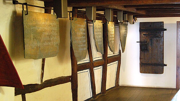 Modern� expozice Husova domu zobrazuje i Husovy texty.