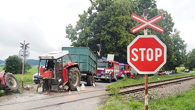 Na přejezdu mezi Štíty a Herolticemi na Šumpersku vjel traktor pod vlak. Skončil bez motoru. (12. července 2021)