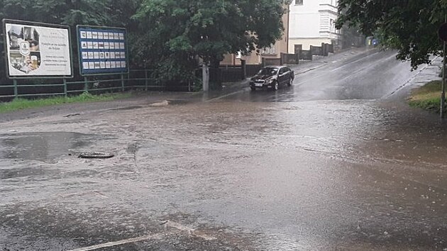Takto se voda v sobotu odpoledne valila do Fibichovy ulice v Liberci (17. ervence 2021)