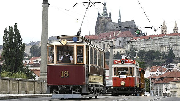 Na Mnesov most v Praze projel 18. ervence 2021 prvod historickch i souasnch tramvaj ke 130. vro zahjen provozu prvn elektrick tramvaje nejen v echch.