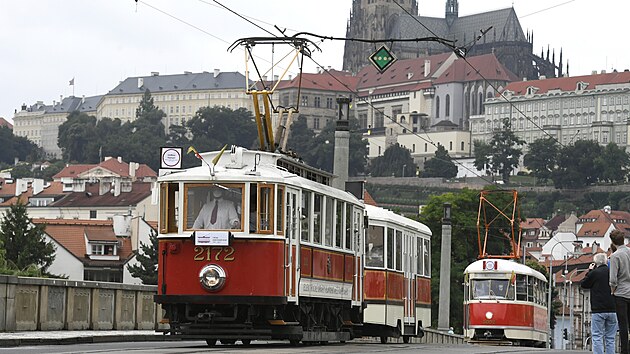 Na Mánesově mostě v Praze projel 18. července 2021 průvod historických i současných tramvají ke 130. výročí zahájení provozu první elektrické tramvaje v Čechách.