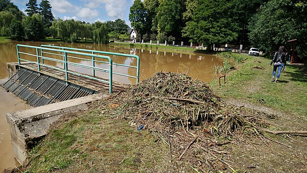 V Nové Vsi u Chotěboře na Havlíčkobrodsku přetekla v noci na pondělí hráz rybníka. Voda zasáhla celkem šest domů, hasiči preventivně evakuovali dvacet lidí. (12. července 2021)