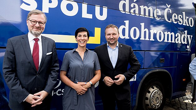 Netradin msto pro pedstaven letn sti sv volebn kampan si zvolila koalice Spolu (ODS, KDU-SL, TOP 09). Volie bude v lt oslovovat z volebnho autobusu a ve 109 letnch kinech. Zleva pedseda ODS Petr Fiala, pedsedkyn TOP 09 Markta Pekarov Adamov, pedseda KDU-SL Marian Jureka. (13. ervence 2021)