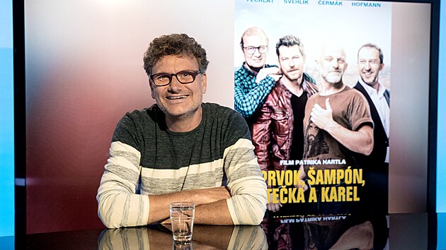 Patrik Hartl patří už několik let mezi nejčtenější české spisovatele, nyní vstupuje do kin film, který vznikl podle jeho bestselleru Prvok, Šampón, Tečka a Karel.
Moderuje Monika Zavřelová.