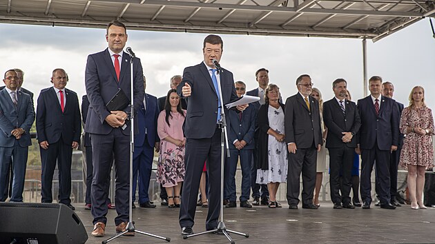 SPD oficiln zahjila pedvolebn kampa do PS za asti vech krajskch ldr. Tomio Okamura pedstavil spolen s Petrem Kolem novou "espckou hymnu." Na zvr ptomnm novinm zamval z kamionu "espka." (15. ervence 2021)