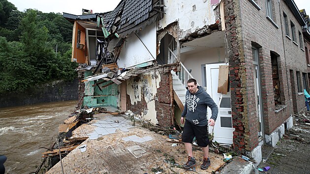 Jean Daniel Gohy kráčí ve svém zničeném domě po silných deštích v Ensivalu ve Verviers v Belgii. (16. července 2021)