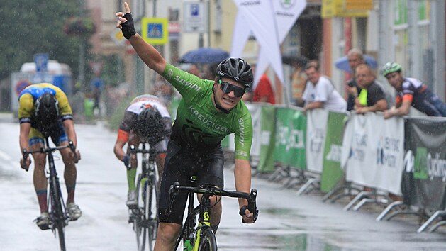 Plzeňský cyklista Richard Kobr (Roman Kreuziger Cycling Academy) vítězí v...