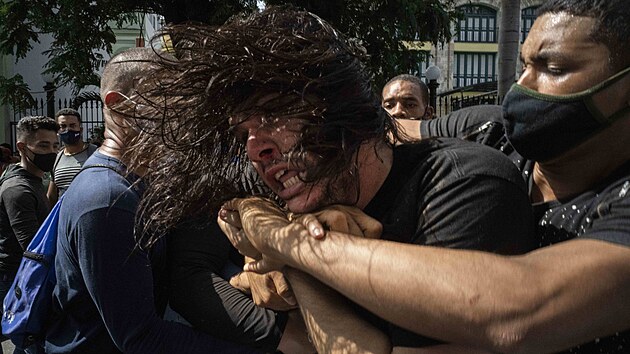 Policie zasahuje proti demonstrantům. Na Kubě se odehrávají masivní protivládní protesty. (11. července 2021)